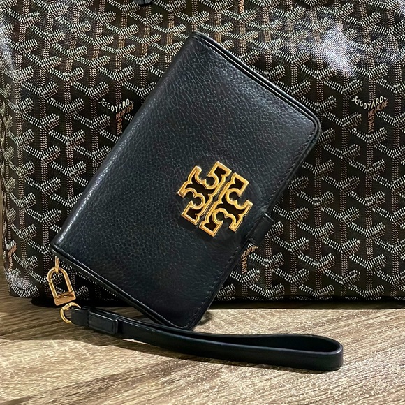 Tory Burch Handbags - Tory Burch Wrislet